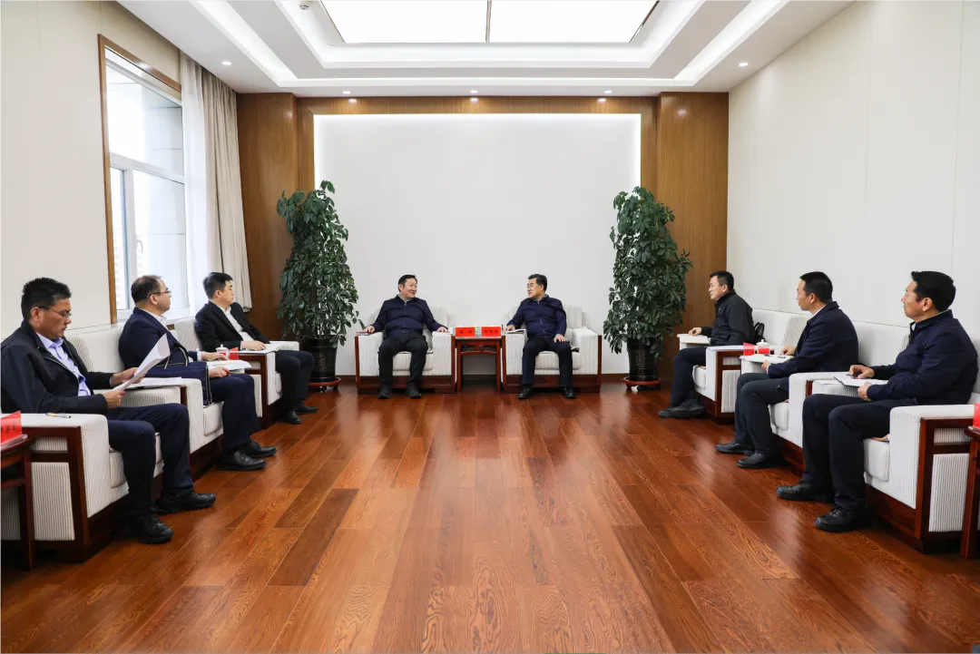 何谋保会见北京数据街控股集团杨强一行