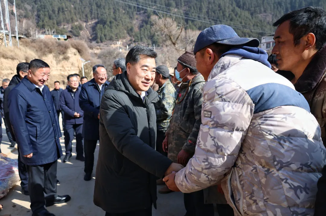 何谋保 杨武 胡晓华 仁青东珠赴迭部县看望慰问受灾群众 调研指导抗震救灾工作