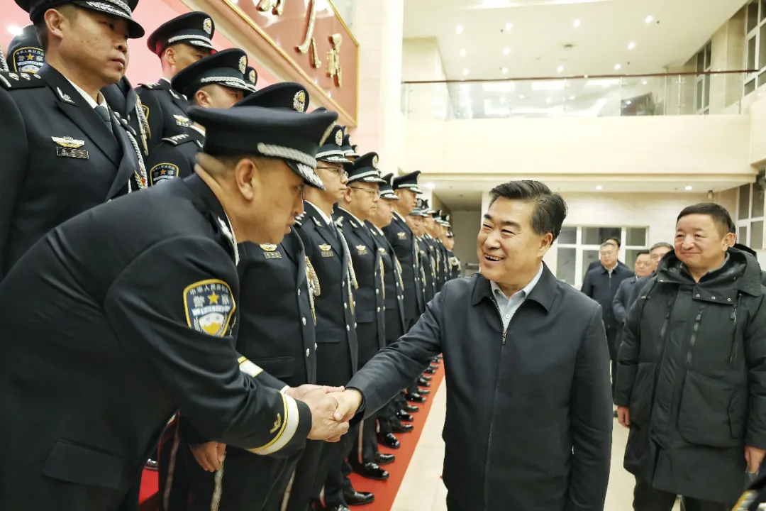 何谋保等州上领导慰问全州公安系统功模代表